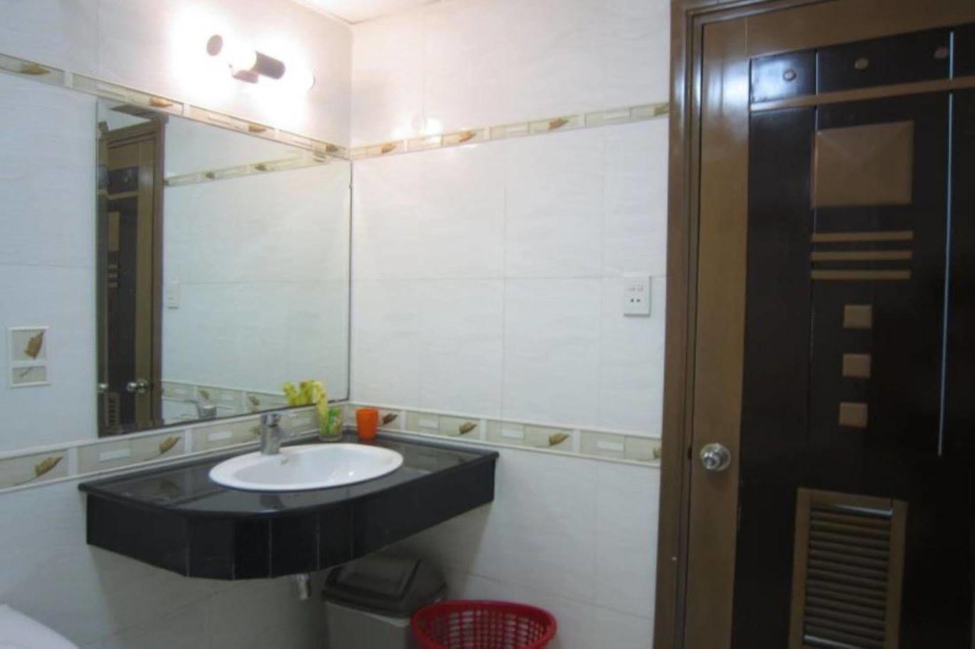 Quy Thanh Hotel Хошимин Экстерьер фото